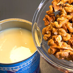 Смешиваем сгущенку и грецкие орехи. Десерт к чаю за 1 минуту: нужно просто нагреть на сковороде