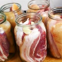 Закуска на все случаи жизни. Невероятно вкусный рецепт консервированного сала в рассоле