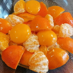 Смешали в блендере 4 мандарина и 3 яйца. Осталось добавить немного муки и кекс готов