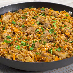 Готовим гречневую кашу почти как плов. С грибами и фаршем: получается рассыпчатая и ароматная