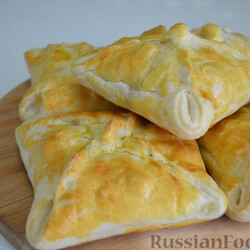 Рецепт: Конвертики из слоеного теста с колбасой и сыром на RussianFood.com