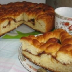 Сдобный дрожжевой пирог с повидлом