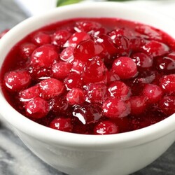 Клюквенный соус с лимонной цедрой к мясу: рецепт - Лайфхакер