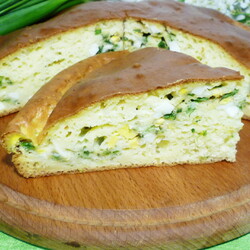 Заливной пирог на кефире с яйцом и зеленым луком