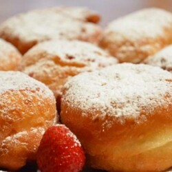 Самые нежные и воздушные пончики на скорую руку с сахарной присыпкой