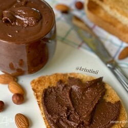 Домашняя шоколадная паста. Ингредиенты: фундук, шоколад, сливочное масло