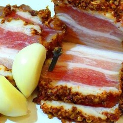 Все, кто пробовал маринованное сало, говорят, что вкуснее они не ели: рецепт