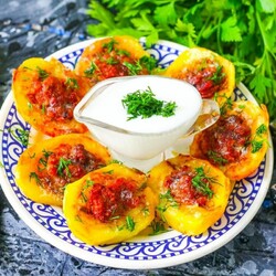 Фарширована картопля в сковороді — цікава страва, яку можна приготувати з простих продуктів