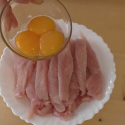 Просто заливаємо курячу грудку яйцями. Таке м'яско просто тане в роті!
