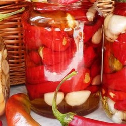 Острый перец с чесноком в сладком маринаде