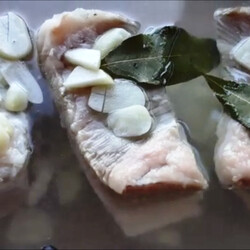 Солим сало в рассоле с чесноком в горячем маринаде