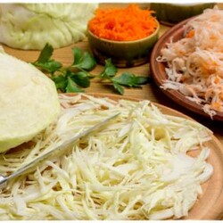 8 достойных рецептов квашеной капусты в банке и советы, как квасить капусту, чтобы она хрустела, была сочной и не портилась