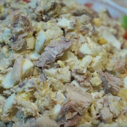 Рибний салат з консервів — дуже смачно і продукти є в кожному будинку