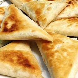 Легкий і ситний рецепт: конвертики з сиром і зеленню на кефірі