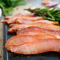 Рецепт бастурмы из куриной грудки позволит приготовить вяленое мясо в ускоренном темпе