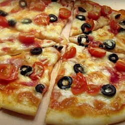 Швидке тісто для смачної піци за мінімум часу