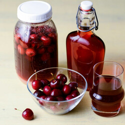 У вас осталось варенье, и вы не знаете куда его использовать? Проверенный рецепт "Наливочка из старого варенья" - Мой город