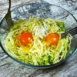 Вам понадобится всего 2 яйца, капуста и 10 минут чтобы приготовить чудесный ужин