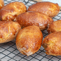 Пирожки с луком и копченостями без глютена