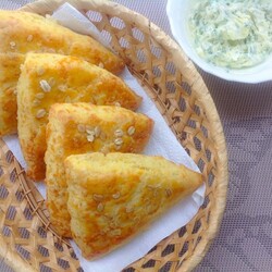 Сконы с сыром и луковым маслом