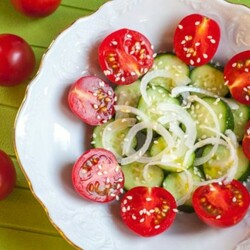 Cалат из помидоров и огурцов - пошаговый рецепт с фото на Повар.ру