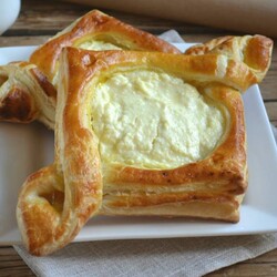 Ватрушки из слоеного теста с творогом