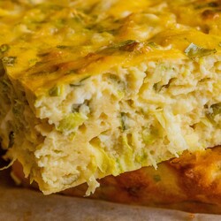Сочный пирог с творогом и кабачками: рецепт — Лайфхакер