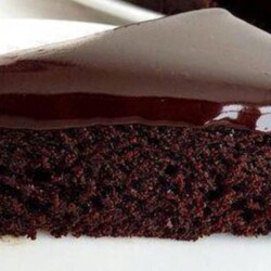 Сумасшедший шоколадный пирог, который легко превратить в шикарный торт: без сливочного масла, молока и яиц