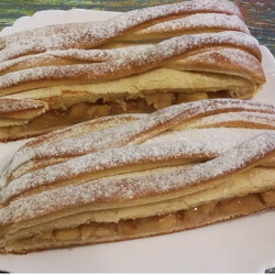 Сдобный пирог с карамелизованными яблоками