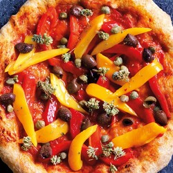 Pizza con peperoni, olive e capperi