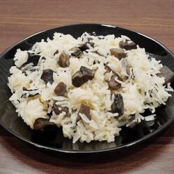 Рассыпчатый рис с грибами в мультиварке на обед или ужин