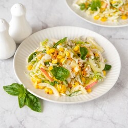 Салат с капустой, кукурузой и курицей: рецепт | Меню недели