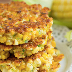 Кукурузные оладьи с зеленью и сыром