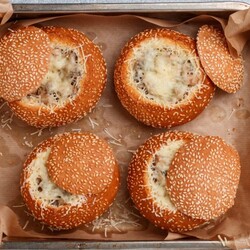 Жюльен с курицей и грибами в булочках: рецепт - Лайфхакер