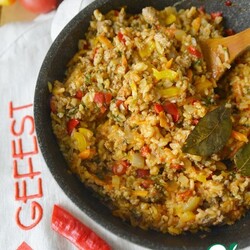 Овощи с фаршем и рисом на сковороде