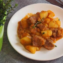 Картофельный гуляш со свининой и фасолью