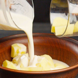 Смешали стакан сырой картошки и ряженку. Блины по деревенскому рецепту просят теперь 2 раза в день