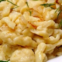 Шпецле (немецкие клецки) через дуршлаг