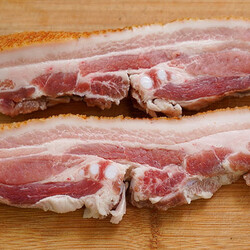 Превращаем обычное сало в домашнюю колбасу. Маринуем и ставим на час в духовку