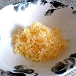 Чтобы натертый сыр не слипался, надо...