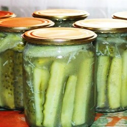 Огурцы дольками с чесноком