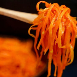 Заливаем 200 грамм моркови уксусом и маслом: закуска покоряет с первой вилки