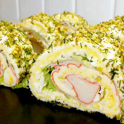 Праздничный рулет из плавленных сырков и краб палочек