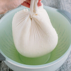 Нагреваем 2 пакета молока и за час получаем запас творожного сыра на 2 недели