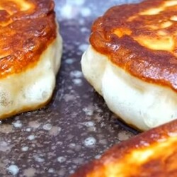 Заварные оладьи на кефире, пышные и вкус не такой как у традиционных оладьев