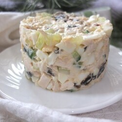 Куриный салат с черносливом