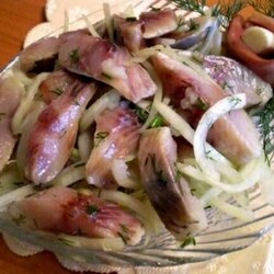 Маринованная сельдь с луком