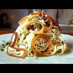 Салат с редькой, корнем сельдерея, мясом и жареным луком