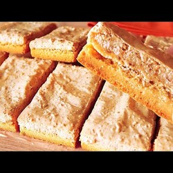 Нежное пирожное с безе и орехами