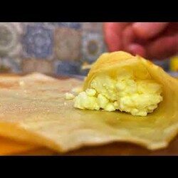 Блинчики с творогом и вишнёвым соусом